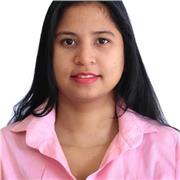 Profesora imparte clases a niños de básica primaria